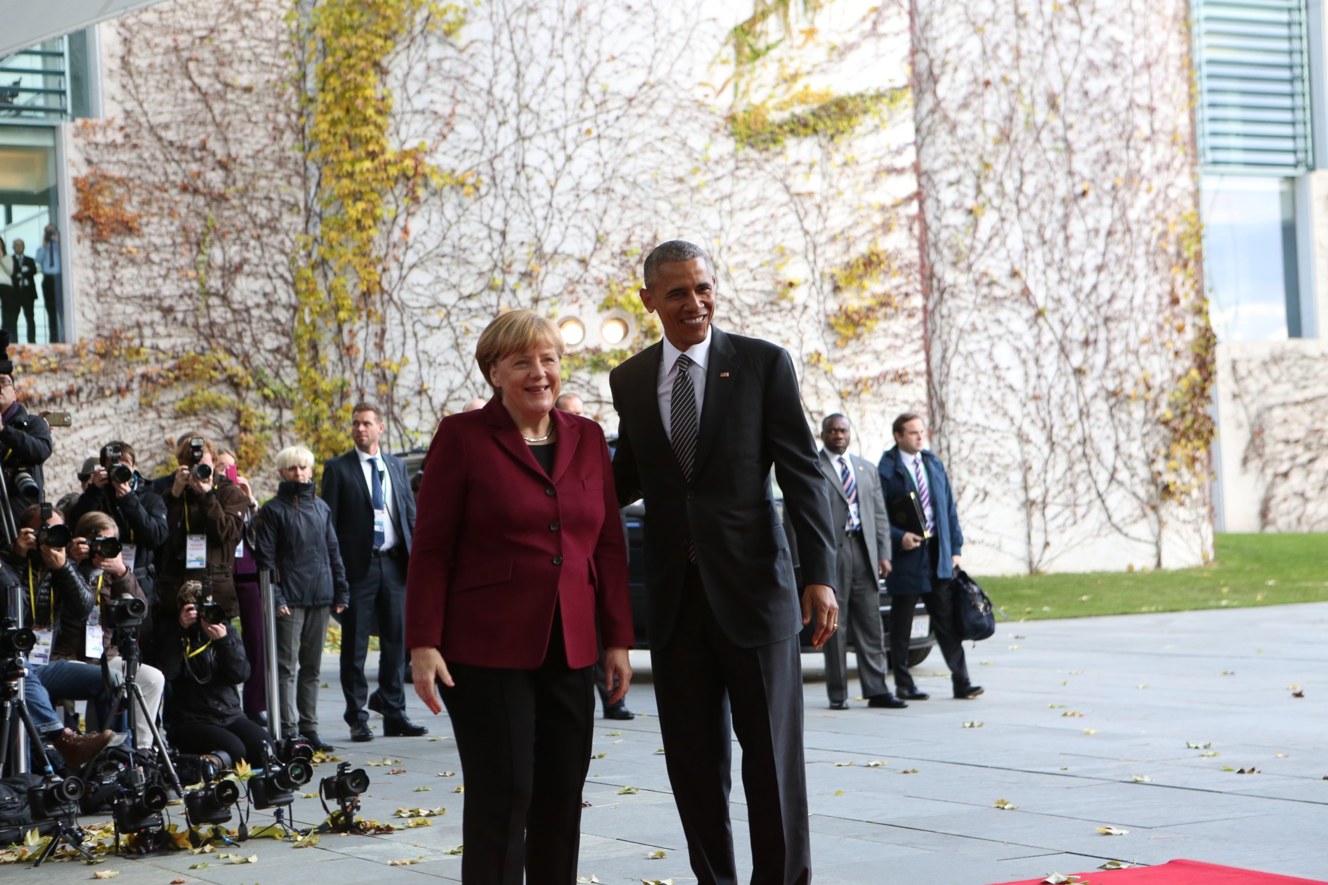 PHOTO: American President Barack Obama and Federal Chancellor Angela Merkel on the red carpet in front of the Federal Chancellery, Berlin, Germany, Nov. 11, 2016.  