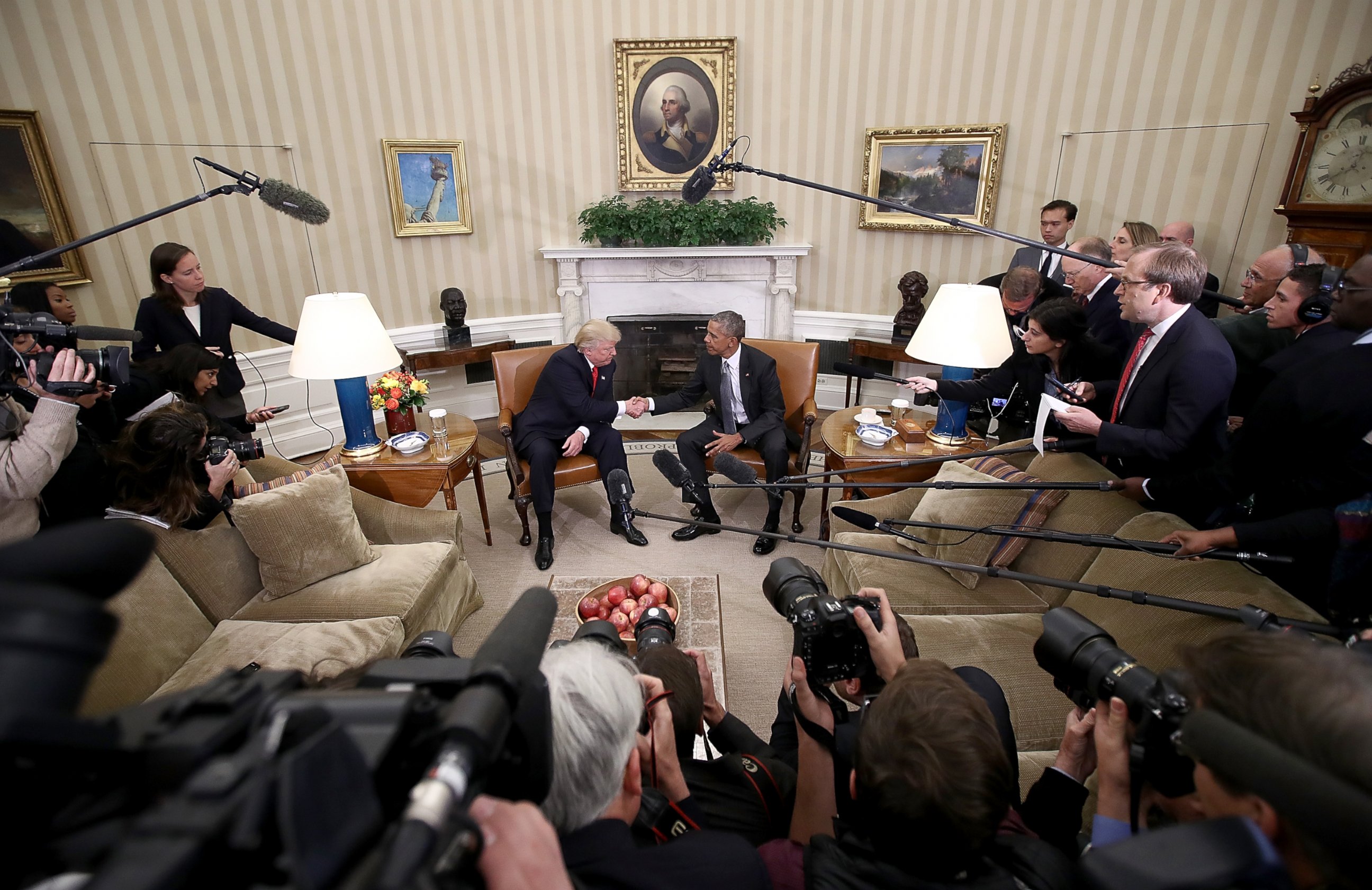 PHOTO: Members of the White House Press Corps record the moments of the first meeting between President Barack Obama and President-elect Donald Trump in a meeting in the Oval Office Nov. 10, 2016.