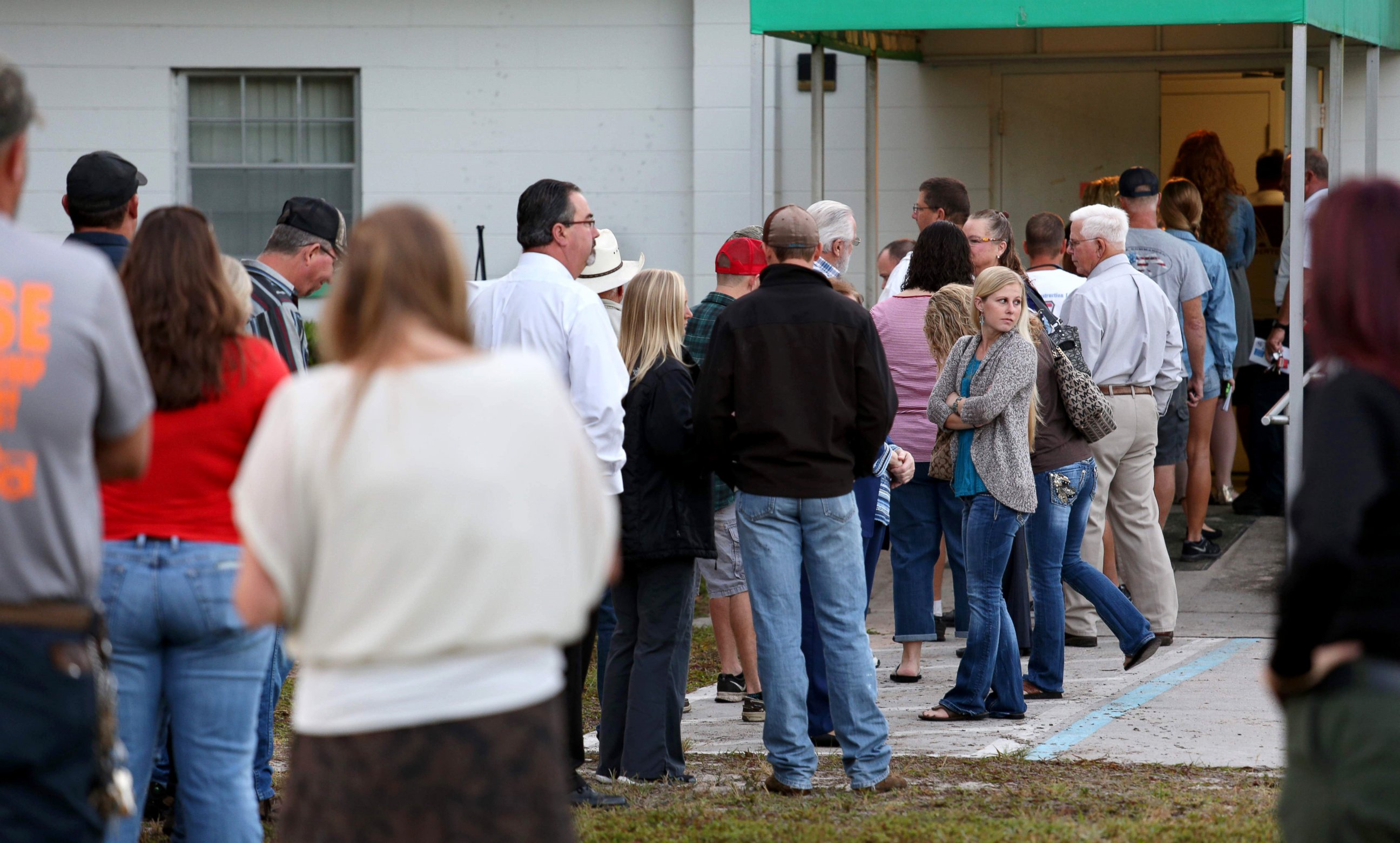 PHOTO: Voters wait in a queue to cast their ballots in the presidential election at a polling station in Christmas, Florida, Nov. 8, 2016.