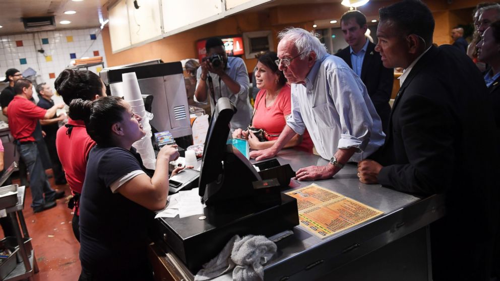 PHOTO:Presidential candidate, Bernie Sanders orders food at Tacos, Tijuana as he stops to eat following a rally at the Paul Paul Amphitheatre, May 29, 2016, in Fresno, Calif.   