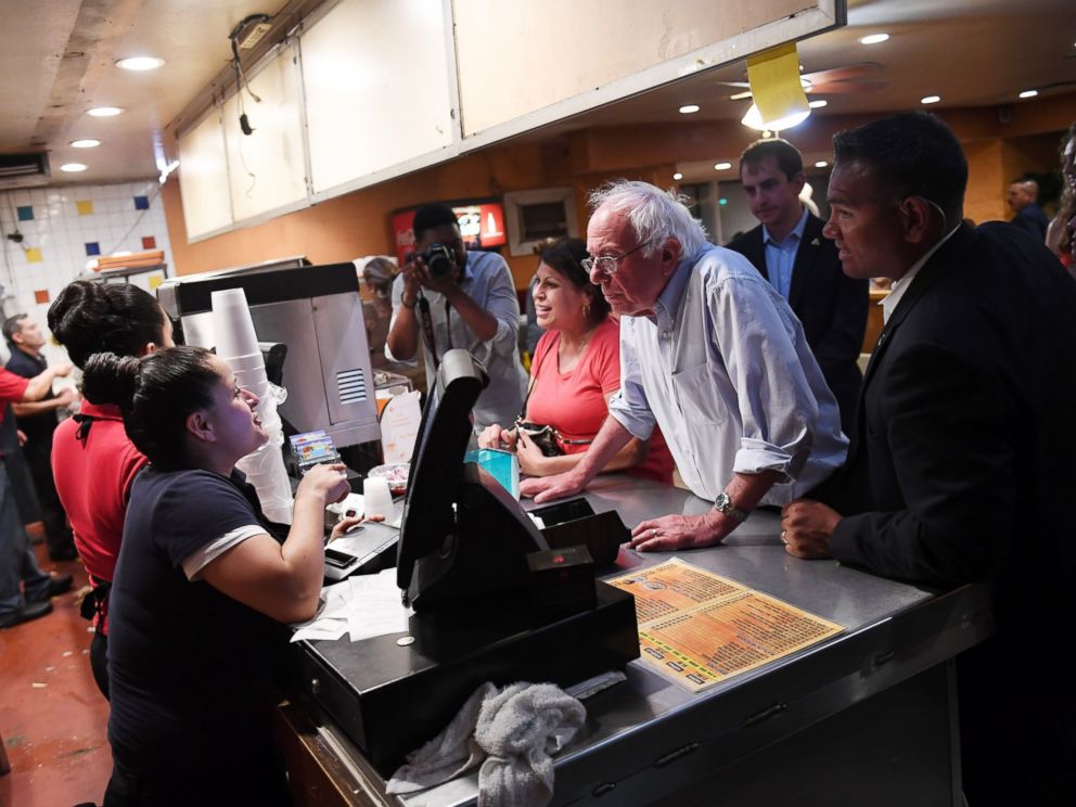 PHOTO:Presidential candidate, Bernie Sanders orders food at Tacos, Tijuana as he stops to eat following a rally at the Paul Paul Amphitheatre, May 29, 2016, in Fresno, Calif.
