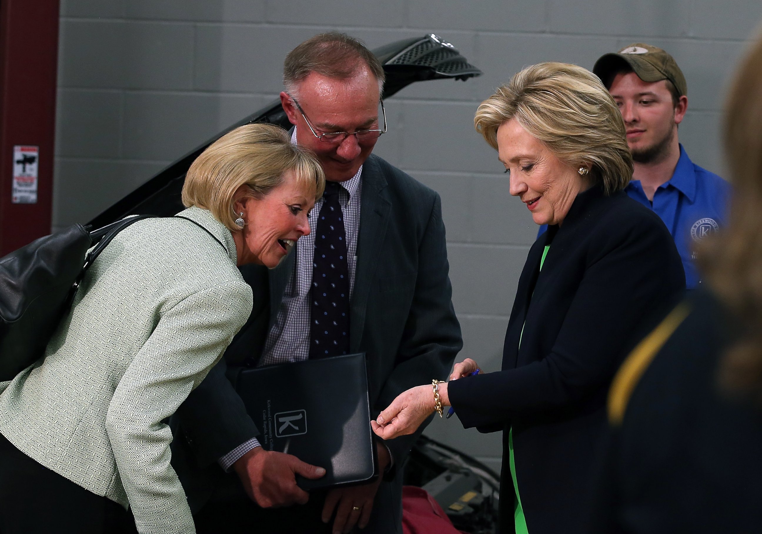 PHOTO: Democratic presidential hopeful and former Secretary of State Hillary Clinton (R) shows her bracelet to attendees at the Kirkwood Community College Jones County Regional Center on April 14, 2015 in Monticello, Iowa.