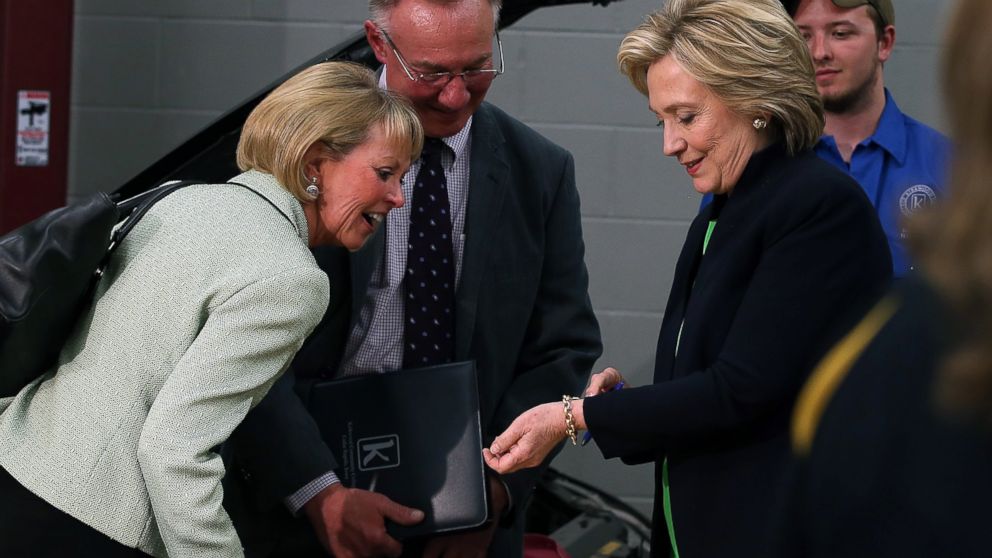 PHOTO: Democratic presidential hopeful and former Secretary of State Hillary Clinton (R) shows her bracelet to attendees at the Kirkwood Community College Jones County Regional Center on April 14, 2015 in Monticello, Iowa.