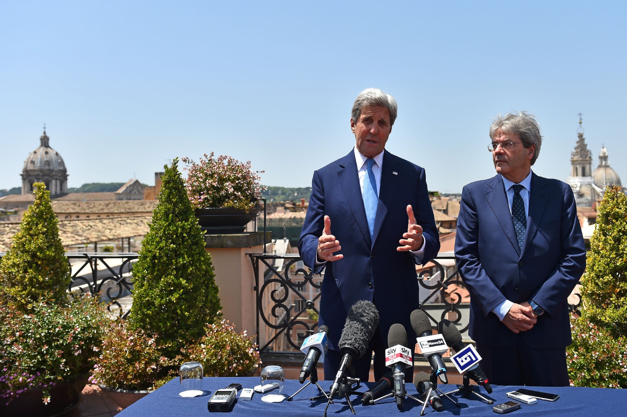 PHOTO: US Secretary of State John Kerry (L) meets Italian Foreign minister Paolo Gentiloni  in Rome on June 26, 2016. 