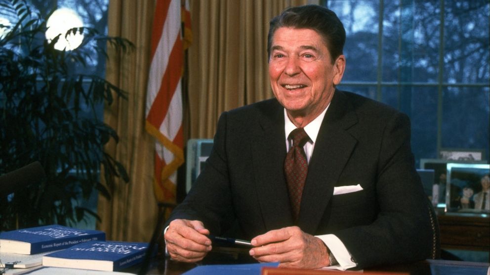 President Ronald Reagan working on economic report and legislative message at his desk in the Oval Office of the White House on Feb 1, 1986 in Washington. 