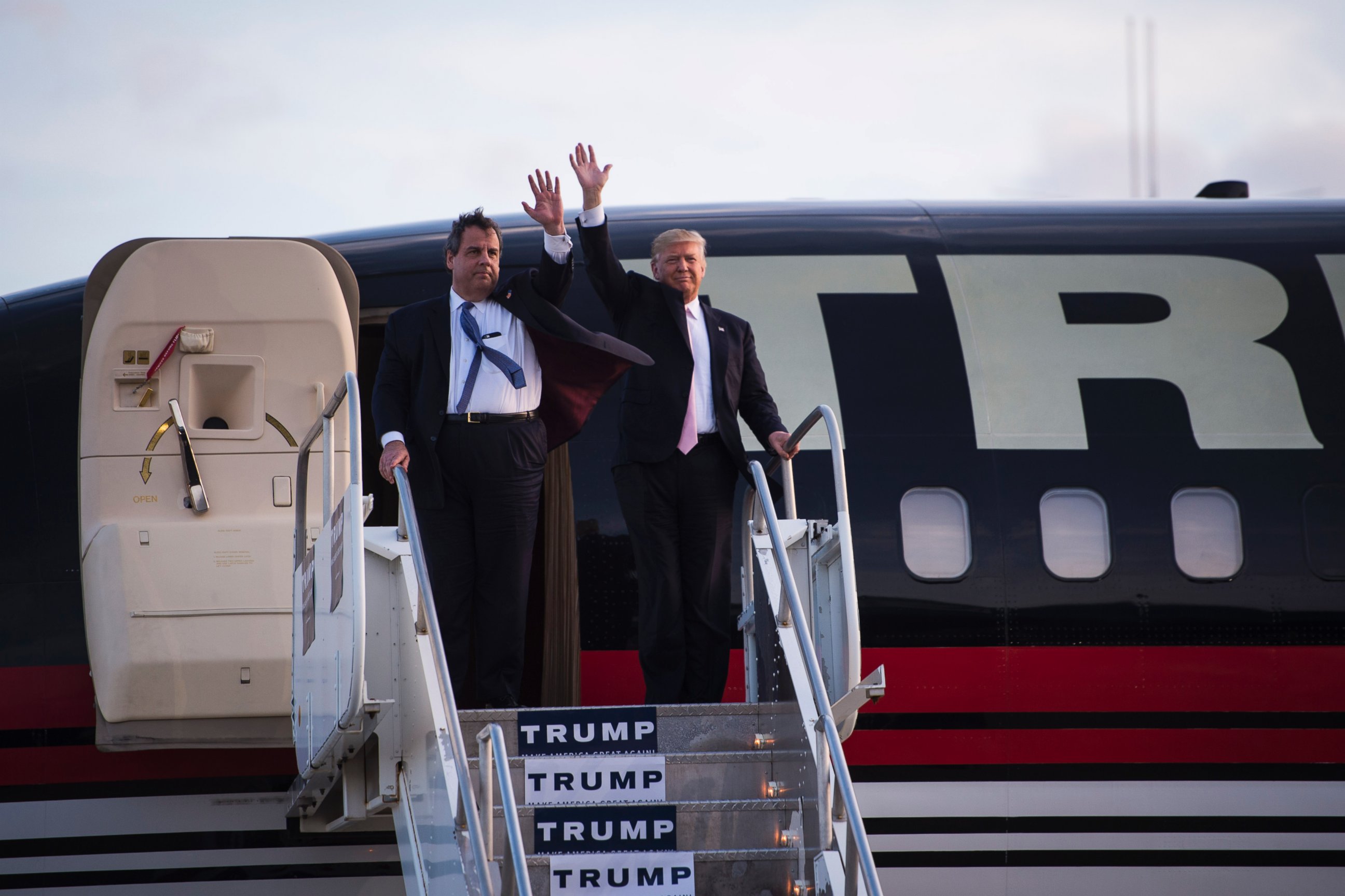 PHOTO: Republican presidential candidate Donald Trump and New Jersey Gov. Chris Christie arrive for a campaign event at Winner Aviation in Vienna, Ohio, March 14, 2016.