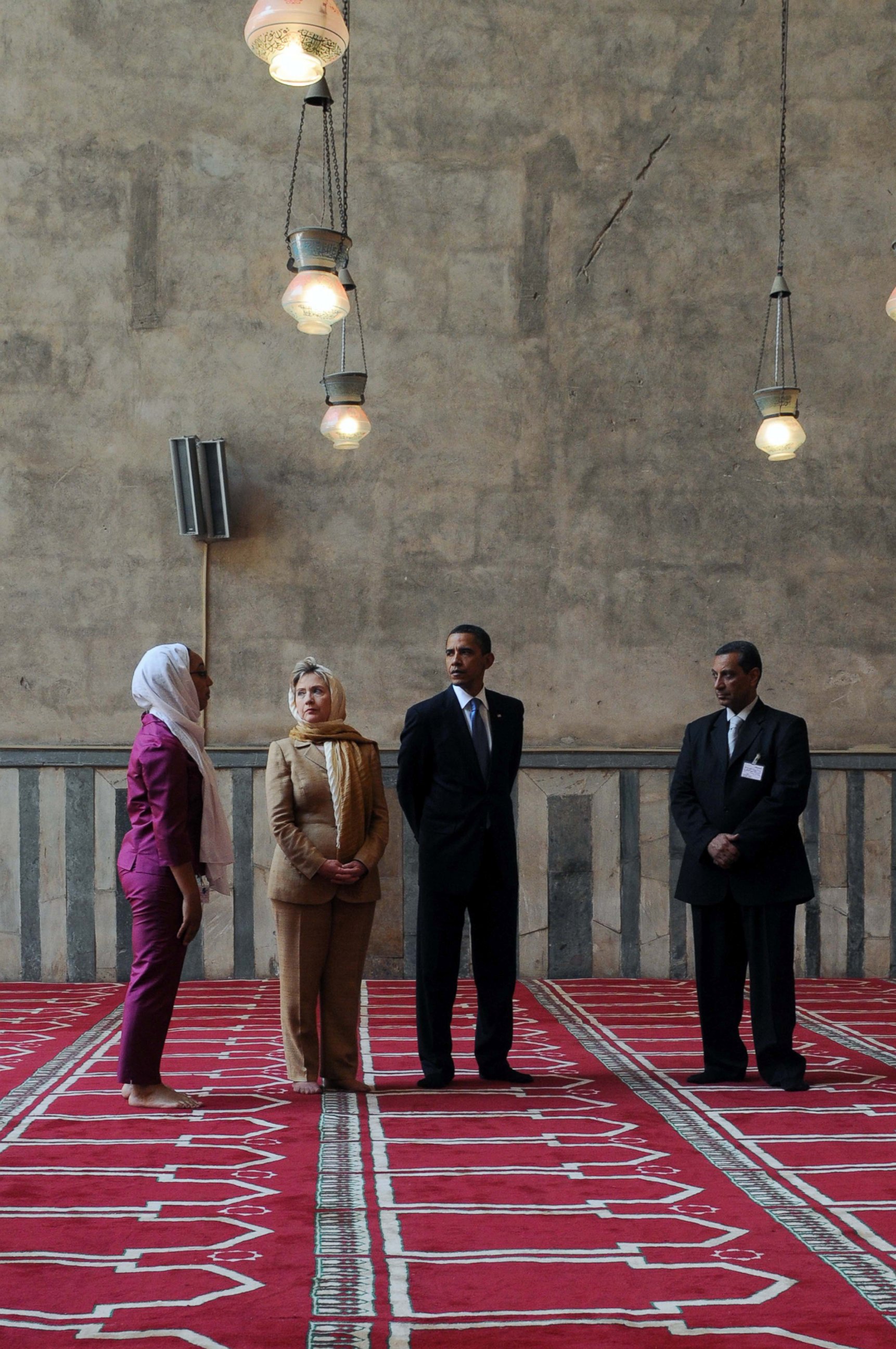 PHOTO: President Barack Obama (2nd R) and his Secretary of State Hillary Clinton (2nd L) visit the Sultan Hassan mosque before making his key Middle East policy speech on June 4, 2009 in Cairo, Egypt. 