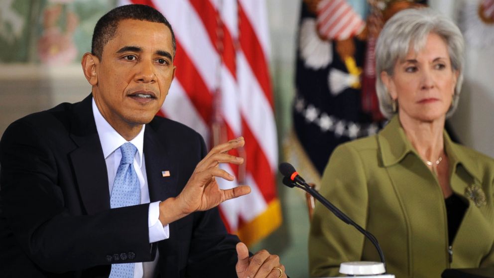 U.S. President Barack Obama makes opening remarks at a bipartisan summit on health care as Kathleen Sebelius, U.S. secretary of health and human services, listens at right, in Washington, Feb. 25, 2010.