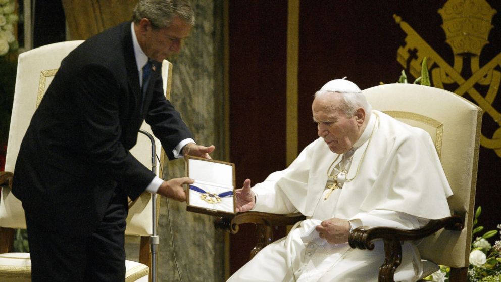 PHOTO: US President George W. Bush (L) presents Pope John Paul II with the US Presidential Medal of Freedom in the Sala Clementina June 4, 2004 in Vatican City. 