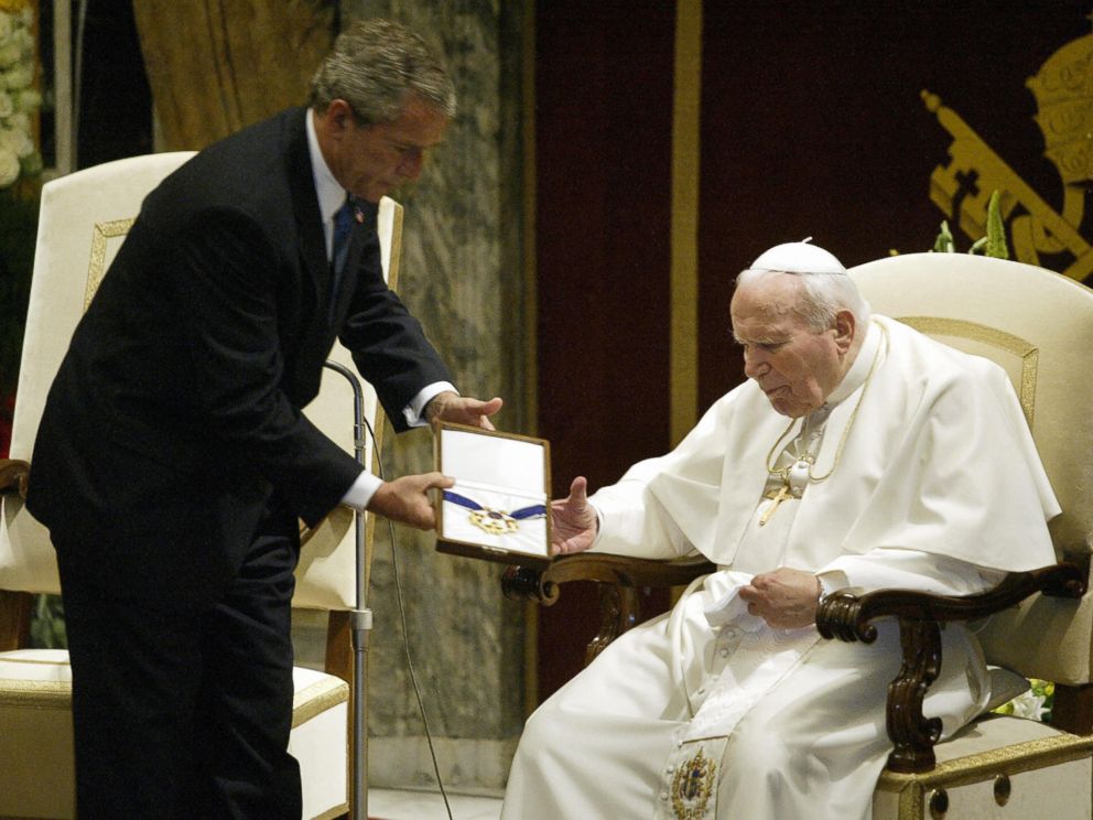 PHOTO: US President George W. Bush (L) presents Pope John Paul II with the US Presidential Medal of Freedom in the Sala Clementina June 4, 2004 in Vatican City.