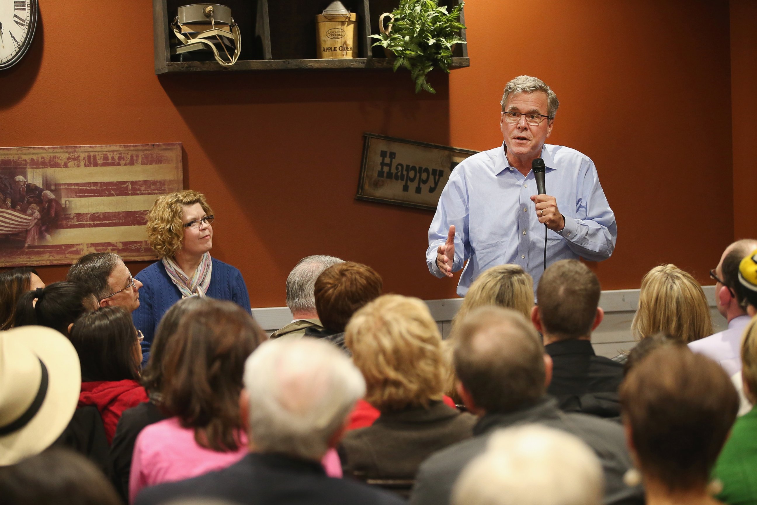 PHOTO: Former Florida Governor Jeb Bush speaks to Iowa residents at a Pizza Ranch restaurant on March 7, 2015 in Cedar Rapids, Iowa. 