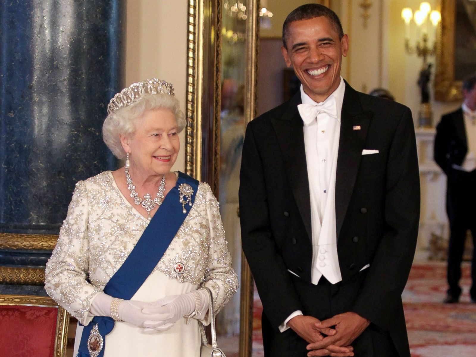 GTY_queen_with_obama_mm_160421_4x3_1600.jpg