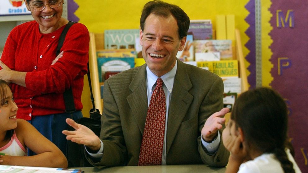 PHOTO: Ron Unz talks to students at Denver's Castro Elementary School, Sept. 4, 2002. 