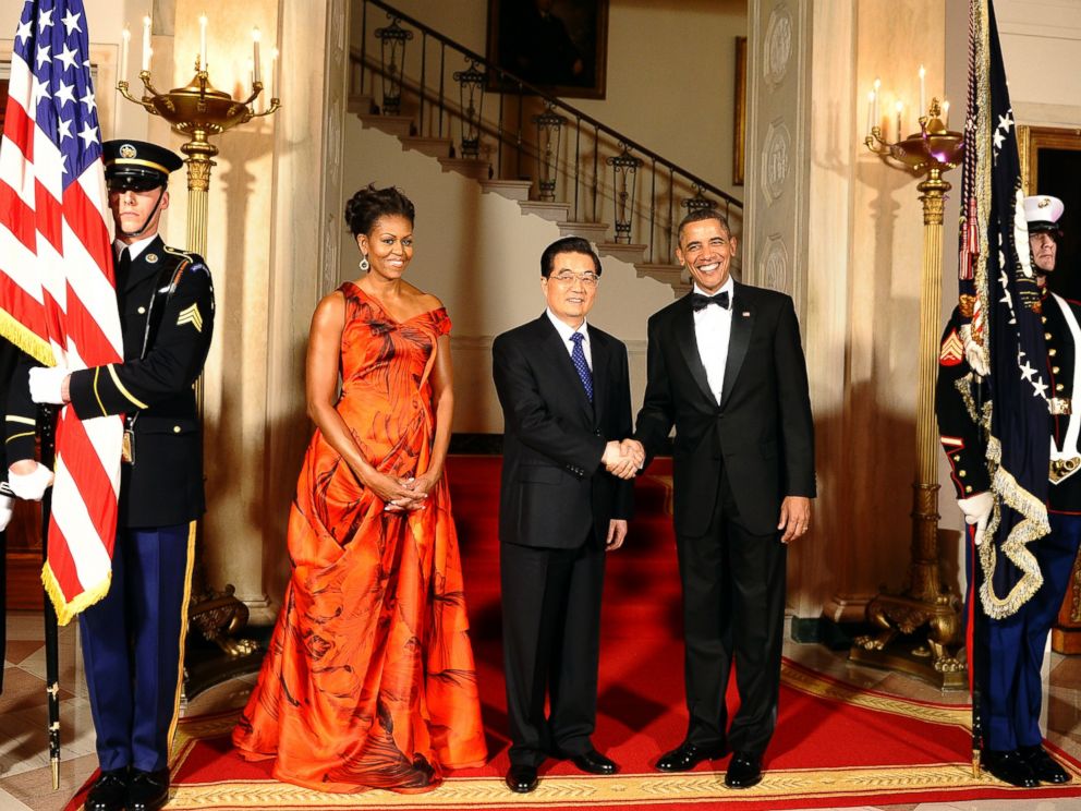 PHOTO: Barack Obama shakes hands with Hu Jintao as Michelle Obama looks on