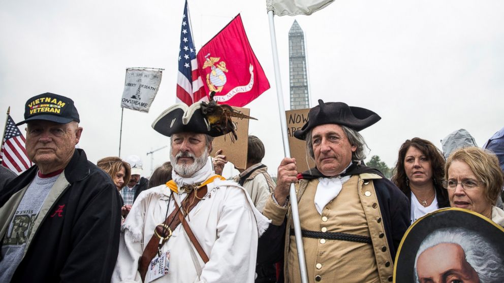 PHOTO: A crowd of Tea Party activists and Republicans gathers at the World War Two Memorial, Oct. 13, 2013, in Washington.