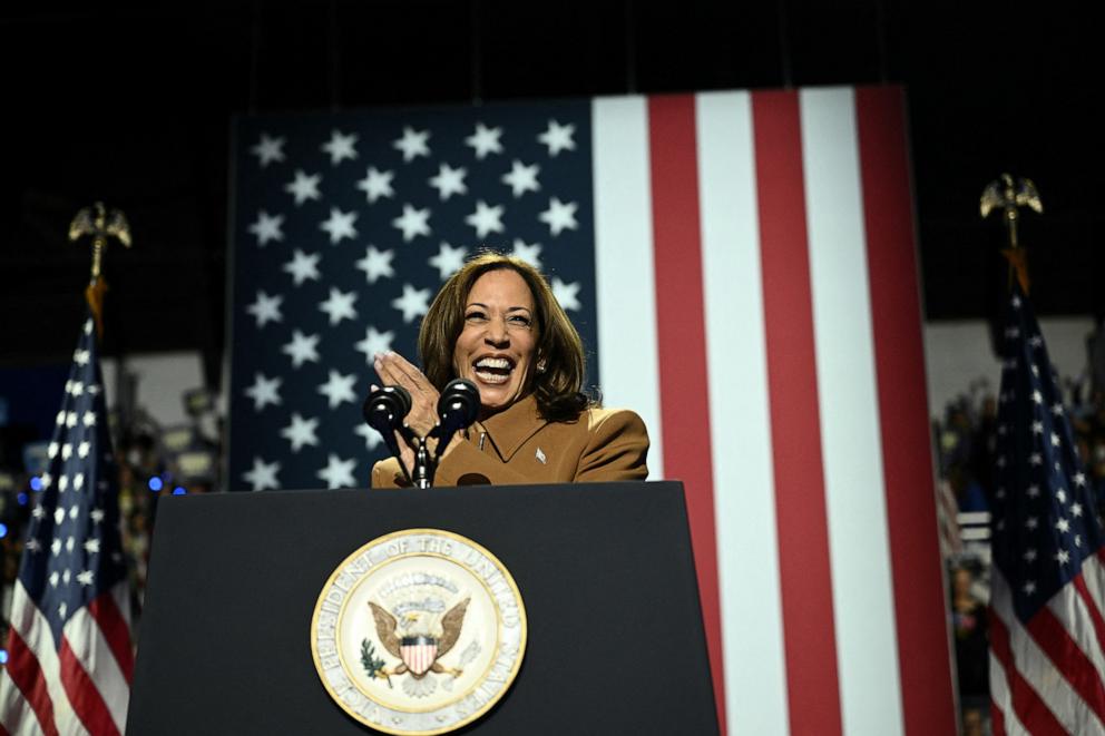 PHOTO: US-VOTE-POLITICS-HARRIS-OBAMA