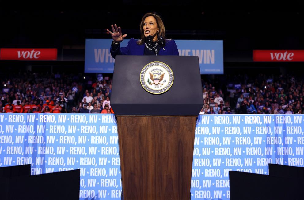 PHOTO: Kamala Harris Campaigns Across Nevada Ahead Of Election Day