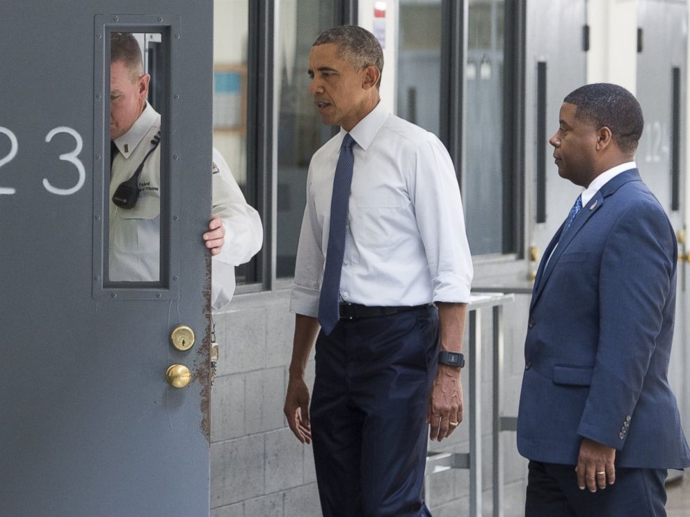 PHOTO: US President Barack Obama, Charles Samuels, right, Bureau of Prisons Director, and Ronald Warlick, left, a correctional officer, looks at a prison cell as he tours the El Reno Federal Correctional Institution, July 16, 2015, in El Reno, Okla.