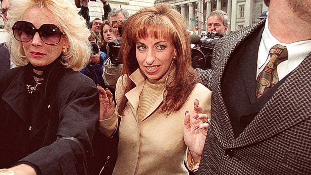 PHOTO: Paula Jones arrives at the office of the lawyer representing US President Clinton, Jan. 17, 1998,  in Washington.  