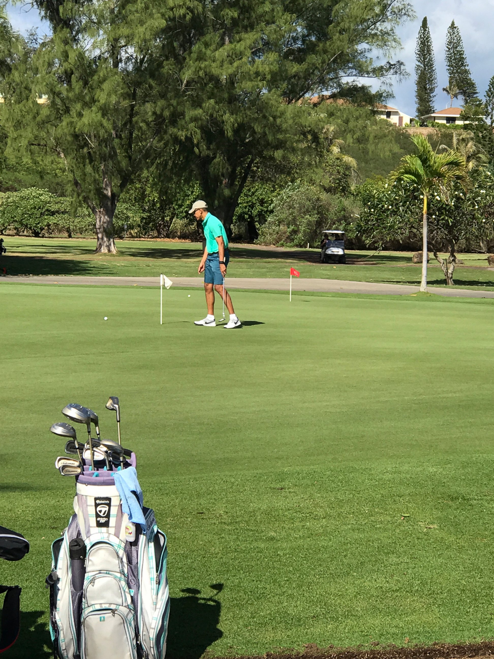 PHOTO: President Obama is seen golfing in Hawaii, Dec. 17, 2016.