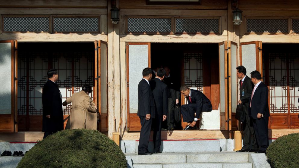 PHOTO: President Barack Obama puts his shoes back on after an official luncheon with South Korean President Lee Myung-bak at the Blue House in Seoul, South Korea, Nov. 19, 2009. 