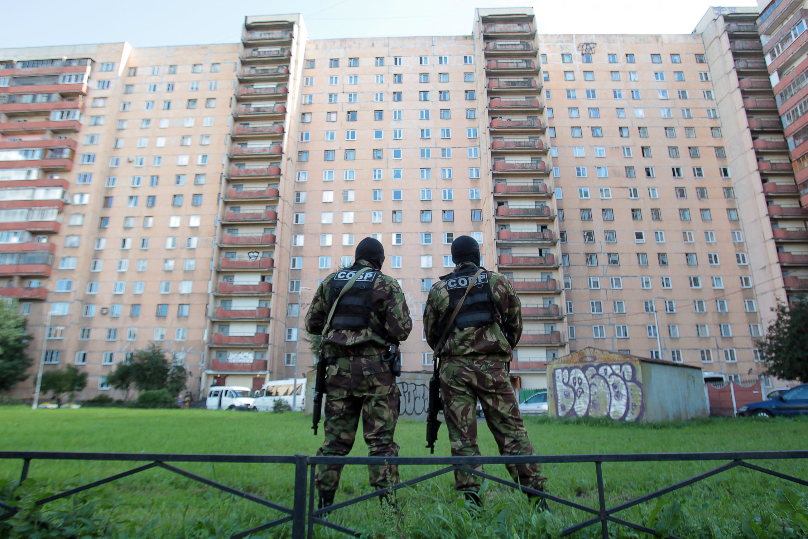 PHOTO: Members of the Special Rapid Response Unit are  seen outside a residential house in Leninsky Avenue during a counterterrorism operation conducted by the Russian Federal Security Service, Aug. 17, 2016.
