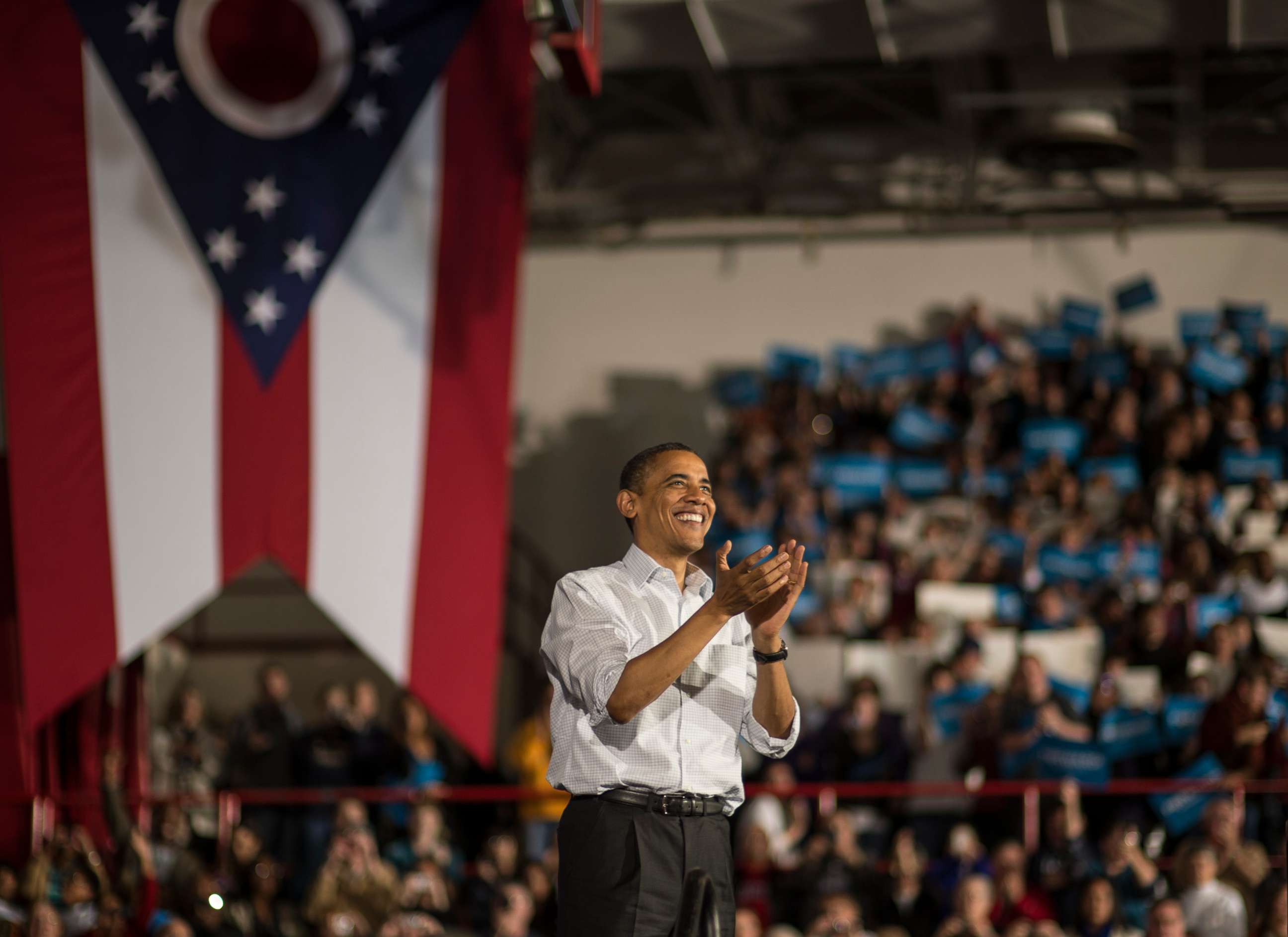 PHOTO: President Barack Obama wraps up his speech during a campaign stop in Mentor, Ohio, on Nov. 3, 2012.
