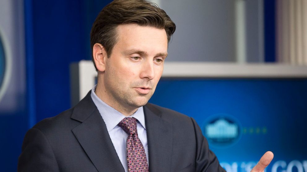 PHOTO: White House press secretary Josh Earnest during the daily briefing at the White House in Washington, Oct. 15, 2014. 