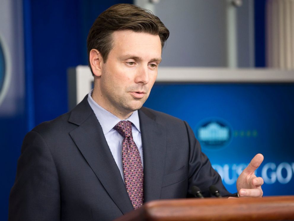 PHOTO: White House press secretary Josh Earnest during the daily briefing at the White House in Washington, Oct. 15, 2014.