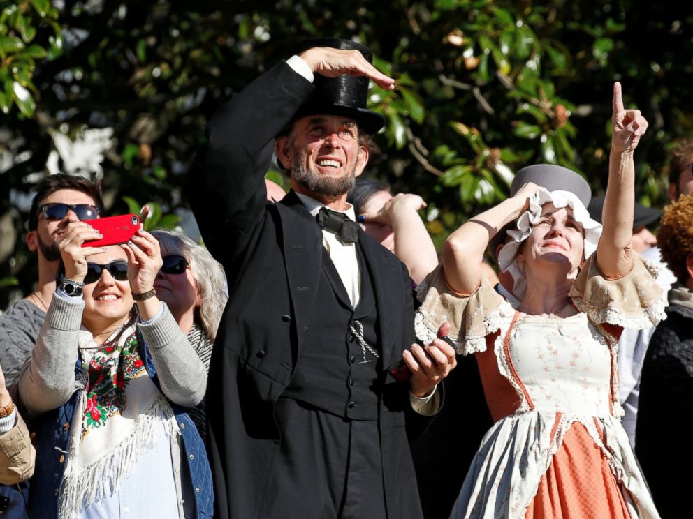PHOTO: Actors dressed as President Abraham Lincoln, center, and first lady Abigail Adams, right, look up as they watch President Barack Obama depart the White House aboard Marine One in Washington, D.C. October 28, 2016.