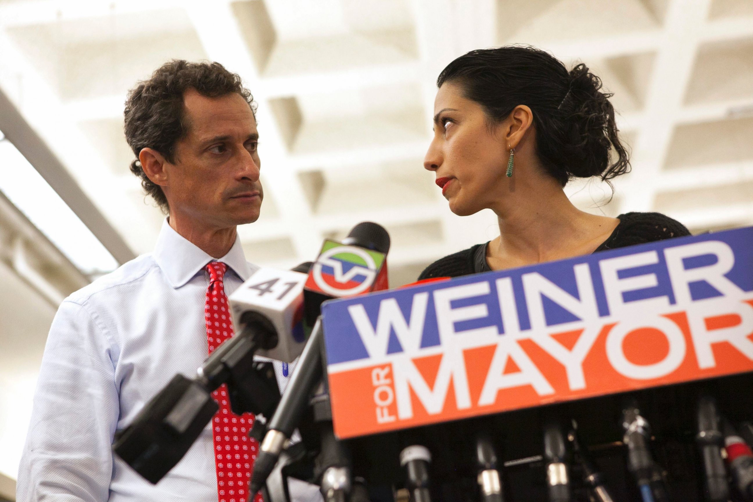 PHOTO: Anthony Weiner and Huma Abedin attend a news conference in New York, July 23, 2013.  