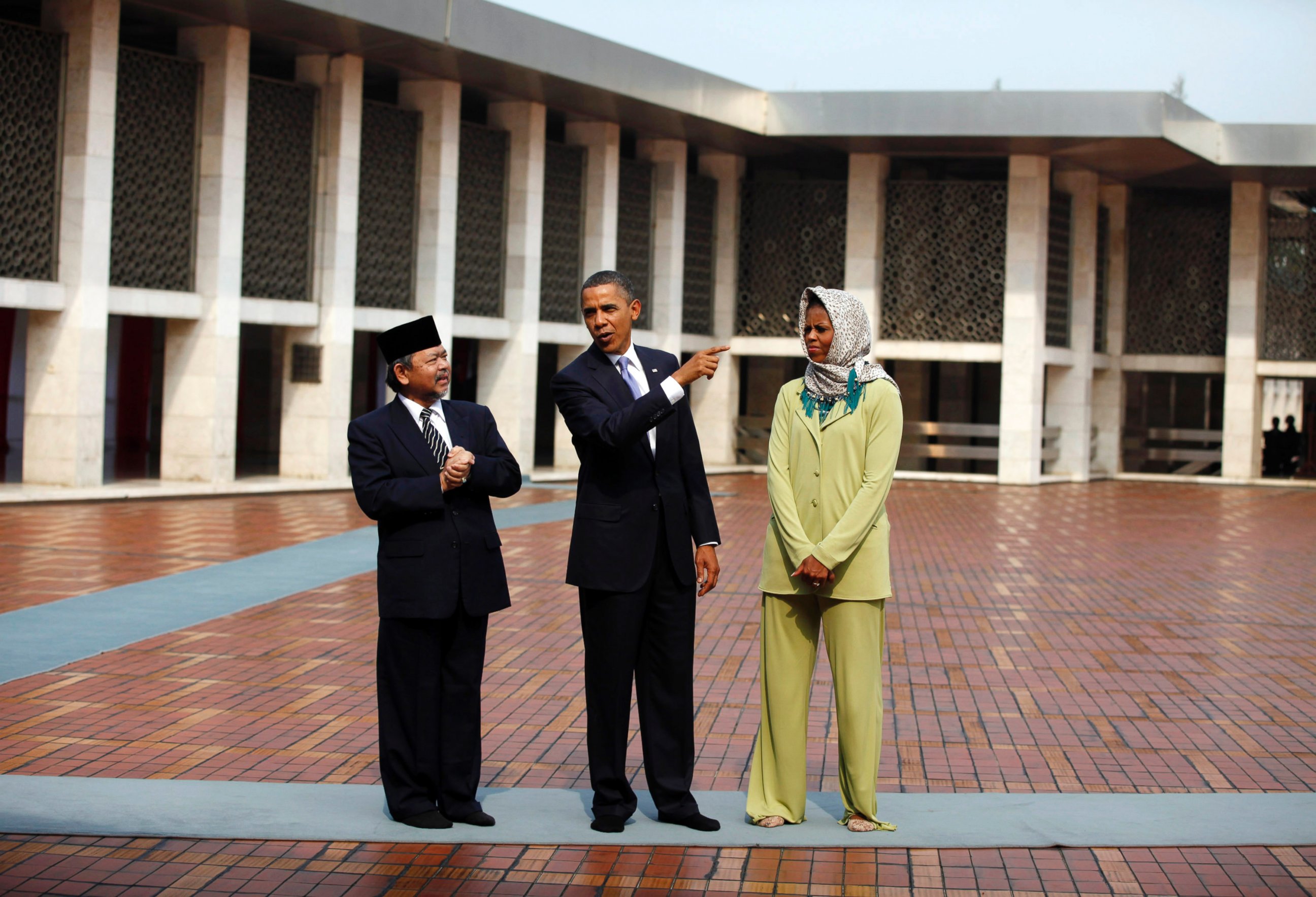 PHOTO: President Barack Obama and first lady Michelle Obama tour the Istiqlal Mosque in Jakarta, Nov. 10, 2010.