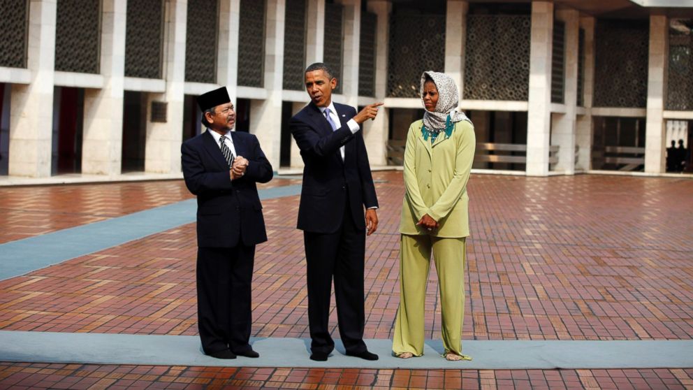PHOTO: President Barack Obama and first lady Michelle Obama tour the Istiqlal Mosque in Jakarta, Nov. 10, 2010.