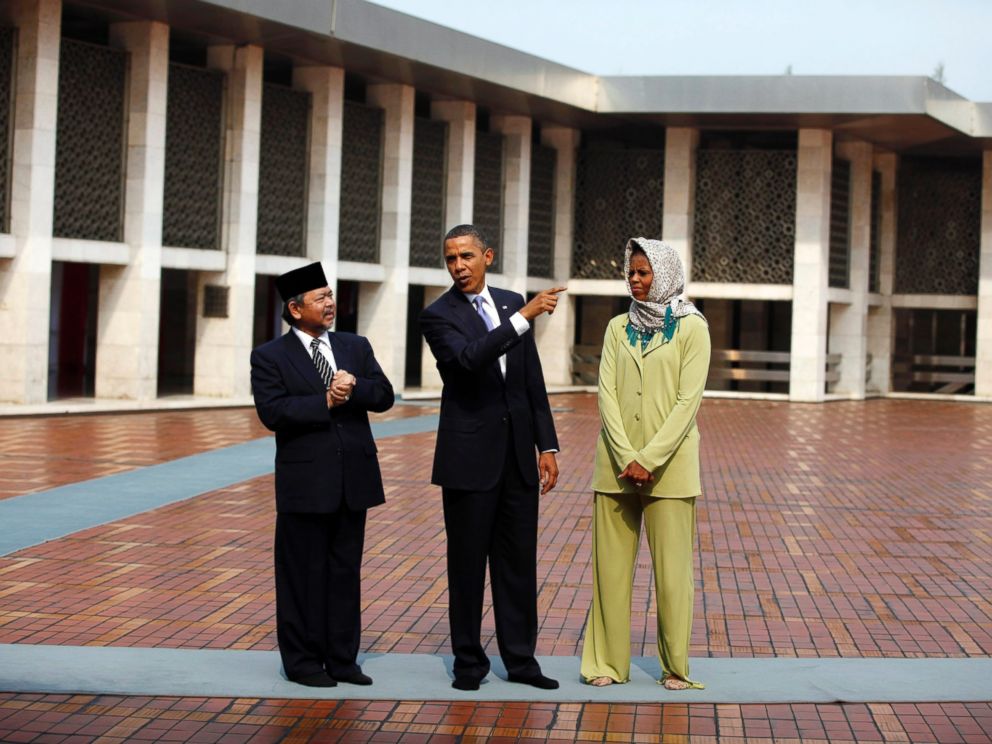 PHOTO: President Barack Obama and first lady Michelle Obama tour the Istiqlal Mosque in Jakarta, Nov. 10, 2010.
