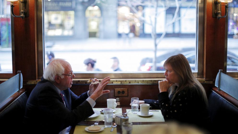 PHOTO: Senator Bernie Sanders and his wife Jane eat at the Brooklyn Diner in New York, April 7, 2016.