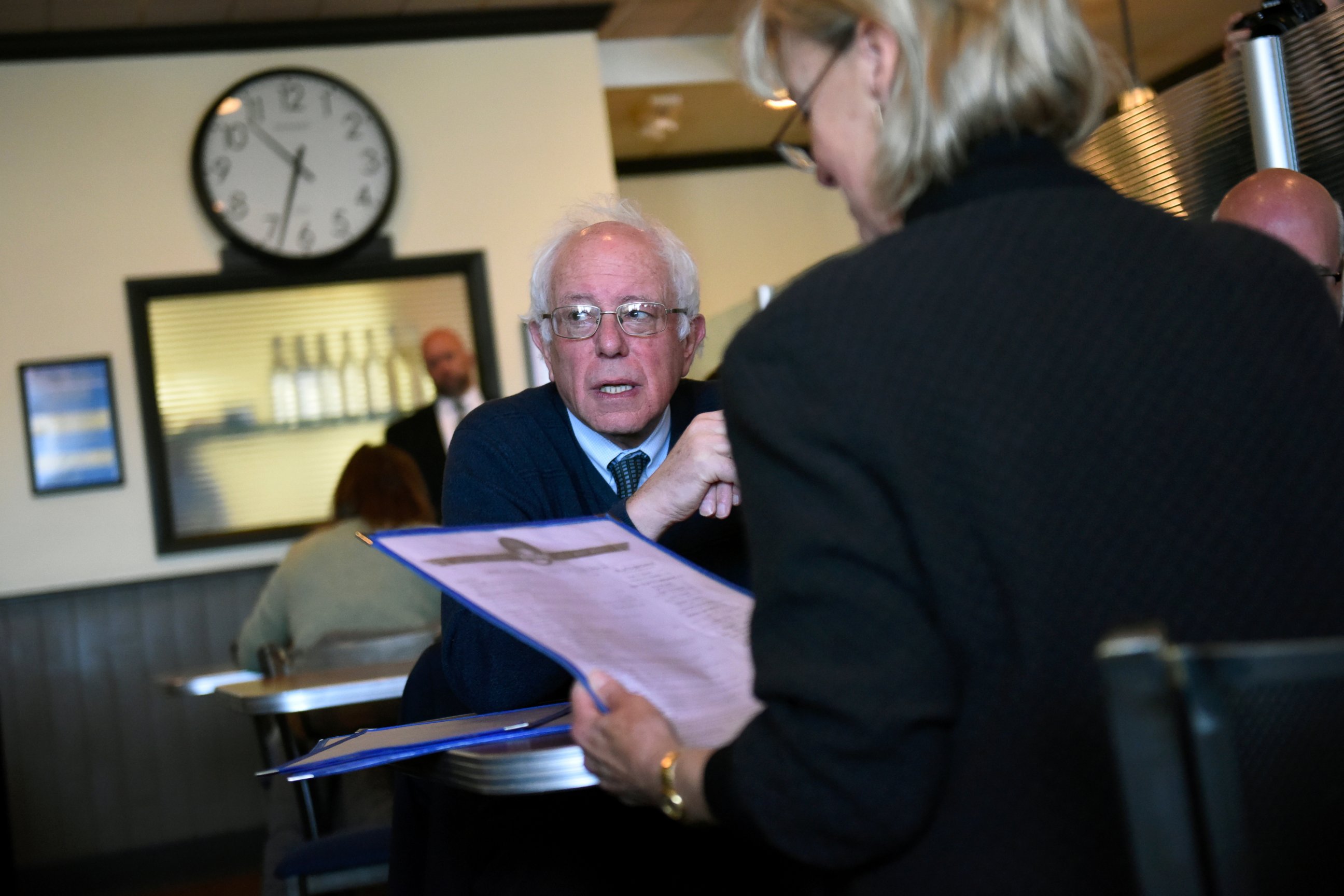 PHOTO: Bernie Sanders eats breakfast at Blue's restaurant in Milwaukee, Wis., April 5, 2016.