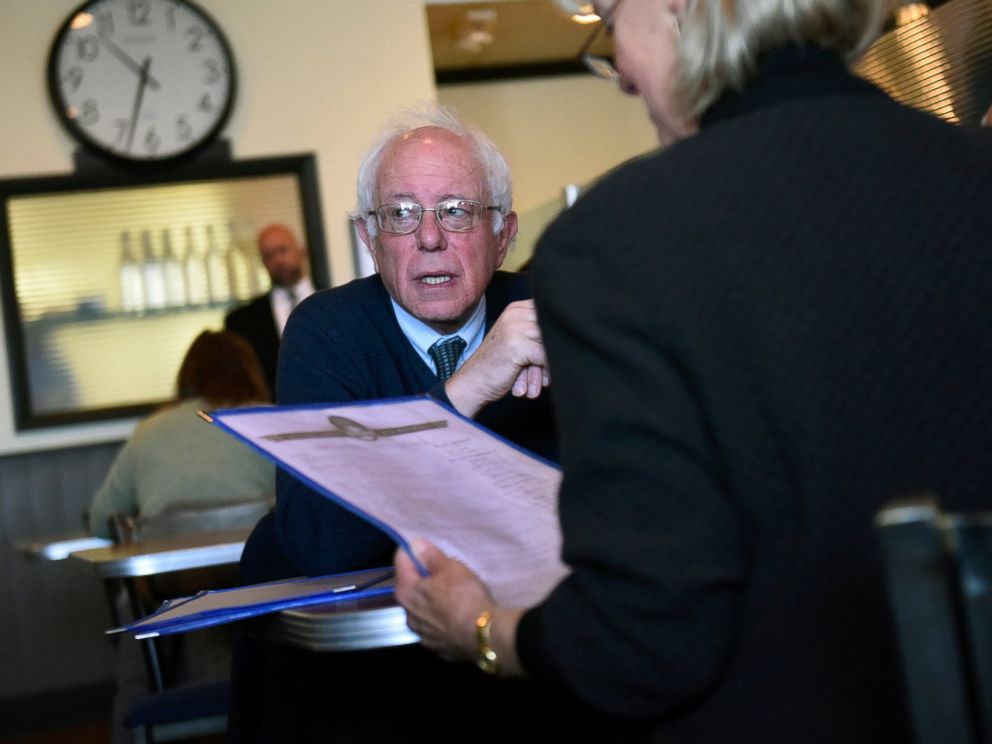 PHOTO: Bernie Sanders eats breakfast at Blues restaurant in Milwaukee, Wis., April 5, 2016.