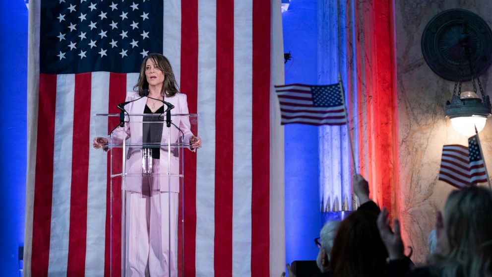 FOTO: Penulis swadaya Marianne Williamson berbicara kepada orang banyak saat dia meluncurkan kampanye presiden 2024 di Washington DC, 4 Maret 2023.