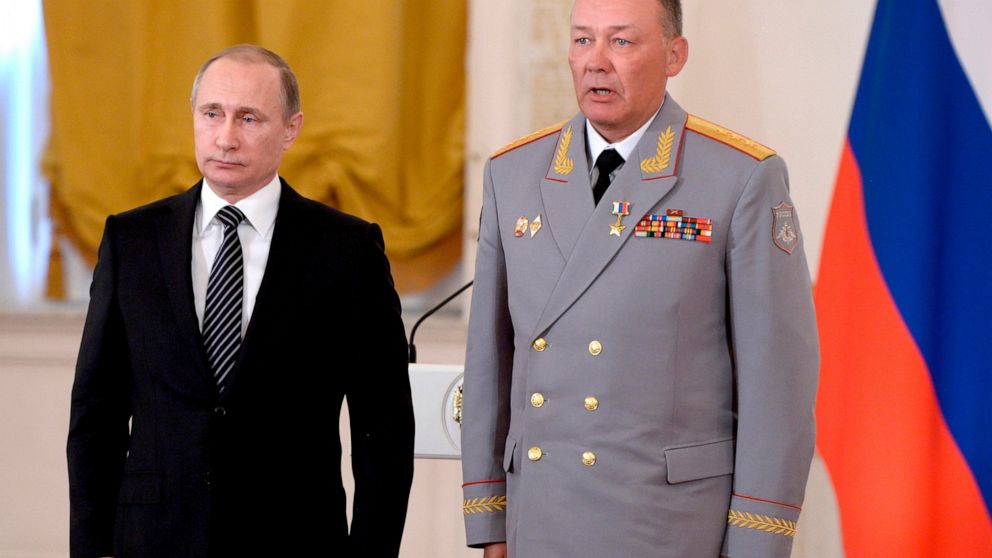 Sur cette photo prise le 17 mars 2016, le président russe Vladimir Poutine, à gauche, pose avec le colonel général Alexander Dvornikov lors d'une cérémonie de remise des prix au Kremlin de Moscou, en Russie.  La Russie a nommé un nouveau commandant de guerre ukrainien.  Un haut responsable américain sur