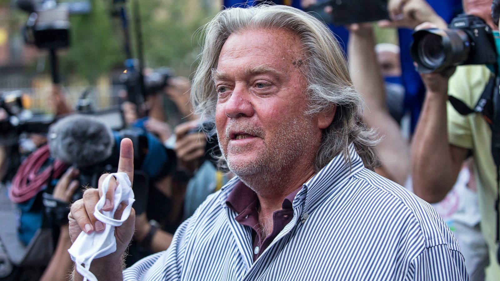 Trump Pardons Ex Strategist Steve Bannon Dozens Of Others Abc News