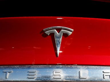 Federal agency sends team to probe Tesla crash that killed 3 thumbnail