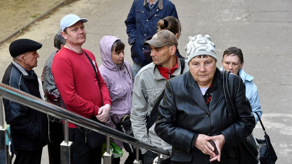 Evacuation efforts go on at sprawling Ukrainian steel mill