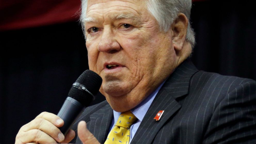 Mississippi ex-Gov. Haley Barbour hospitalized after wreck