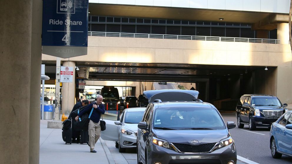 Uber Lyft To Stop Phoenix Airport Trips Over Higher Fees Abc News