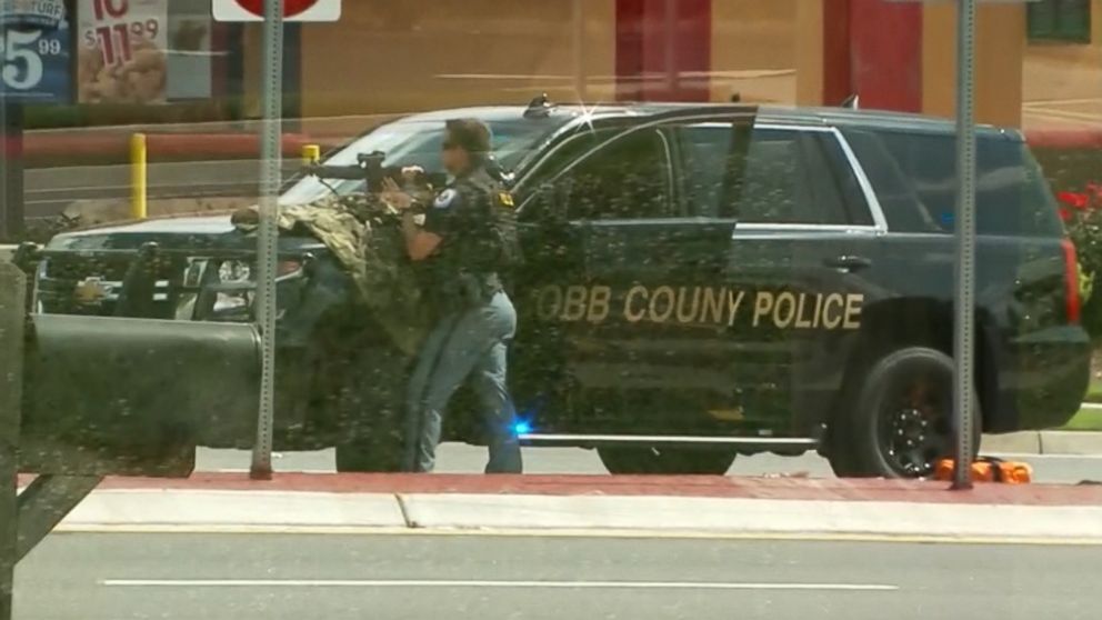 PHOTO: A hostage situation was reported at the Wells Fargo at 2675 Windy Hill Road in Marietta, July 7, 2017.