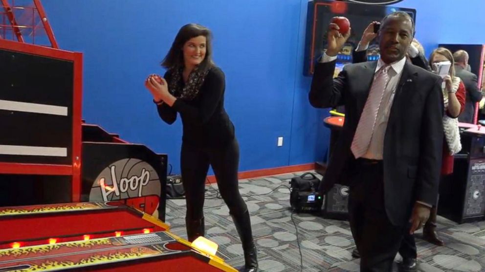 PHOTO: Republican presidential candidate Ben Carson plays skee ball with ABC News reporter Katherine Faulders at Fort Frenzy, an arcade in Fort Dodge, Iowa, Jan. 11, 2016.