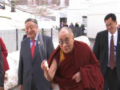 Video of the Dalai Lama at the White House, throws show.