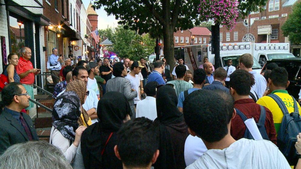 PHOTO: A crowd of people gathered outside the Four Seasons Hotel in Georgetown, Sept. 3, 2015.
