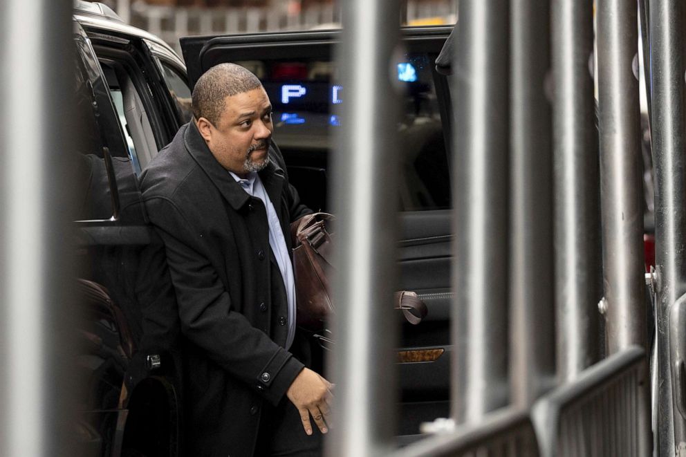 PHOTO: Manhattan District Attorney Alvin Bragg arrives at the District Attorney's office in New York, March 28, 2023.