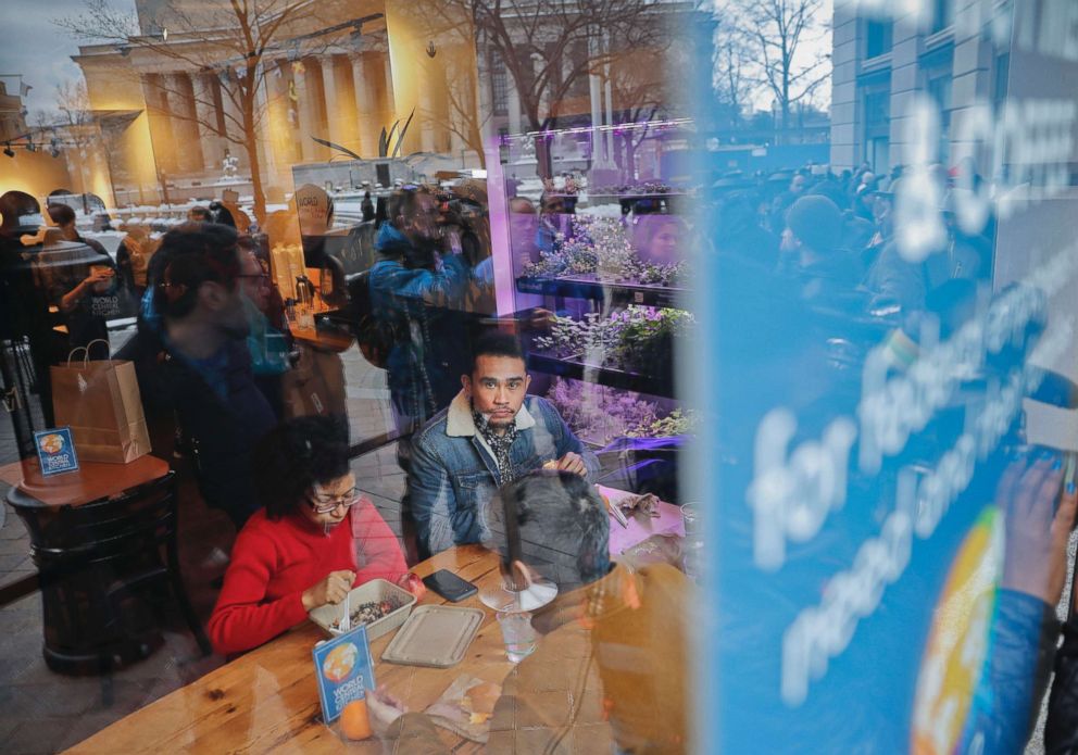 PHOTO: People seated begin to eat at Chef Jose Andres' World Central Kitchen as the organization begins to serve free meals to workers effected by the government shutdown in Washington, Jan. 16, 2019.